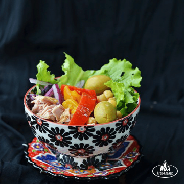 Салат с нутом, овощами и тунцом