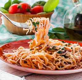 Спагетти с семгой и шпинатом