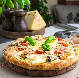 Пицца с морепродуктами на основе из белой фасоли