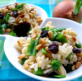 Рисовый салат с изюмом и орехами