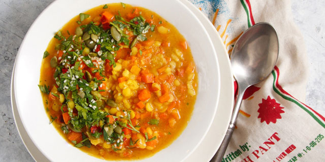 Гороховый суп с картошкой и копчёным мясом в горшочке в духовке