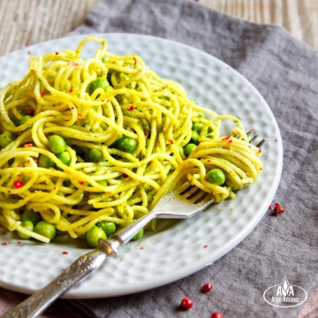 Спагетти с зелёным соусом и молодым горошком