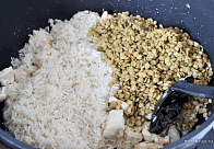 Добавить хорошо промытые чечевицу и рис, жарить еще 2 минуты.