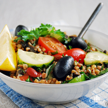 Салат с гречкой, свежими овощами, фасолью, маслинами и петрушкой