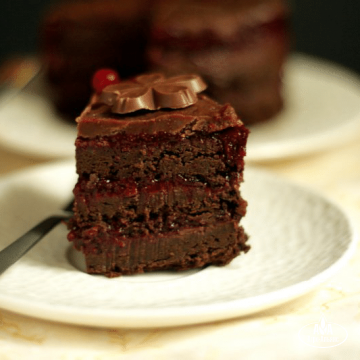 Шоколадный торт с бисквитом из фасоли