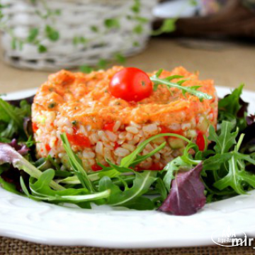 Салат с бурым рисом и томатной сальсой (соусом)