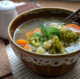 Овощной суп с брокколи и чечевицей